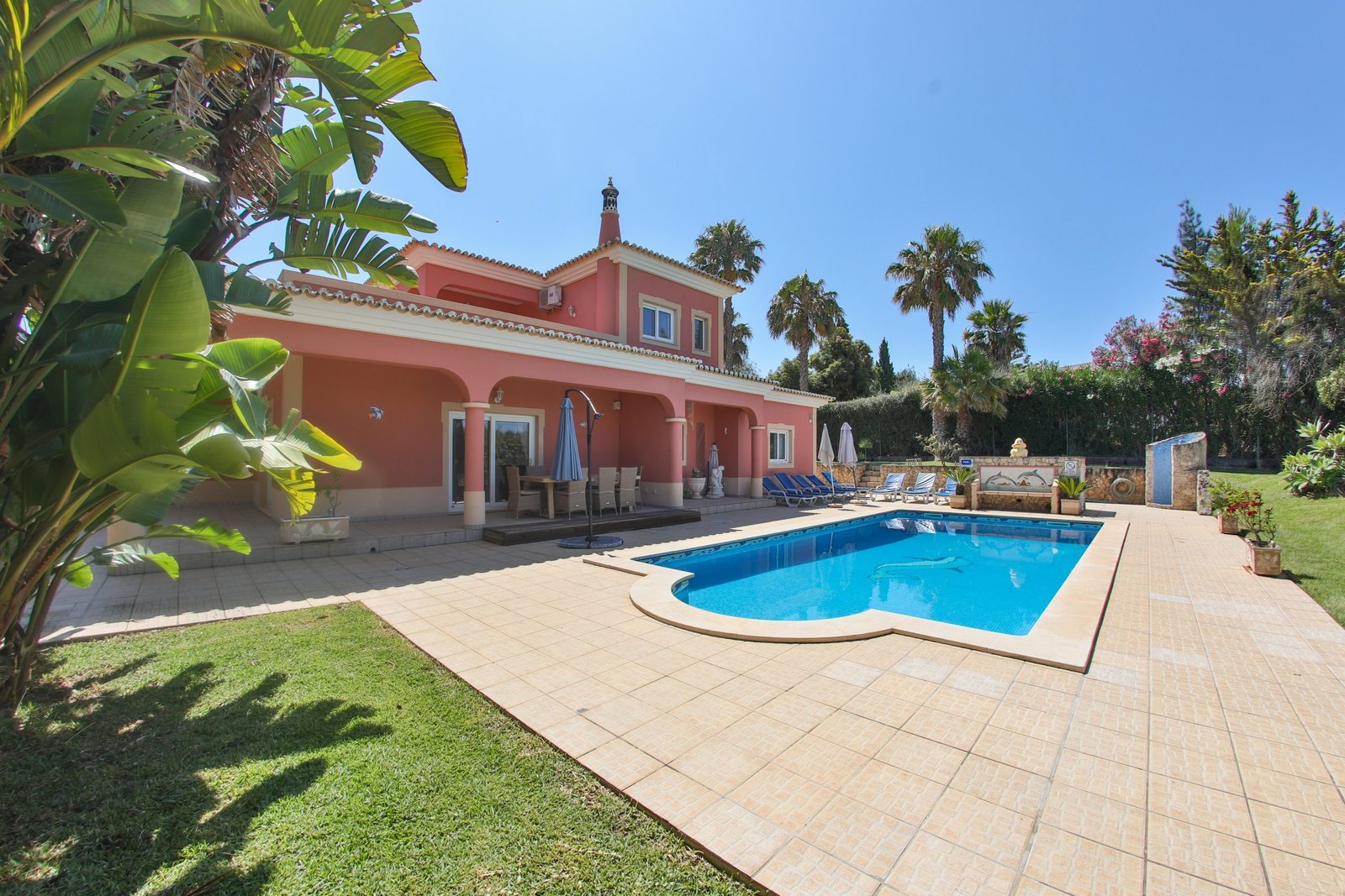 Private pool, palm trees and covered terrace at Casa Eunice villa, Carvoeiro, Algarve