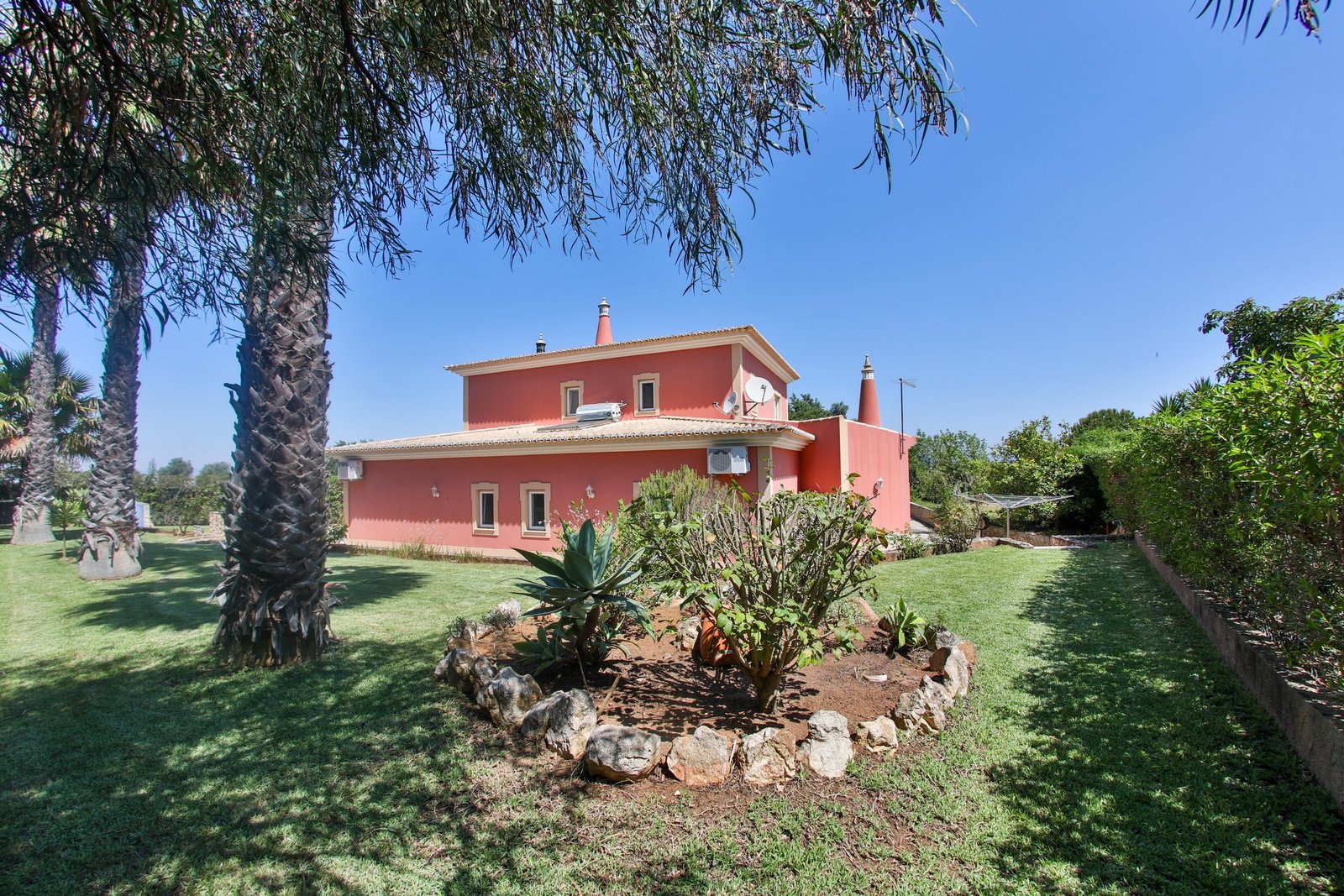 Casa Eunice holiday villa and palm garden in Carvoeiro, Algarve
