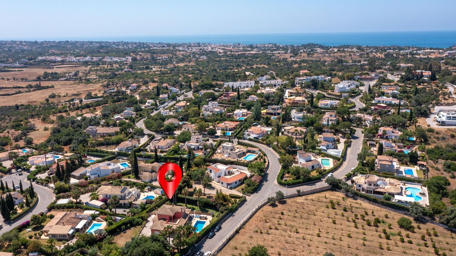 Aerial view of Casa Eunice villa in Sesmarias, Carvoeiro, with the sea on the horizon